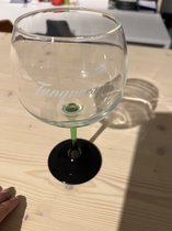TANGUERAY GIN GLAS MET GROENE VOET. Prijs is per doos. Verpakt per 6 stuks. 58 cl inhoud. Het is een mooi glas met groene voet en brede kelk met op de voorkant Tangueray gedrukt. Ideaal cadea