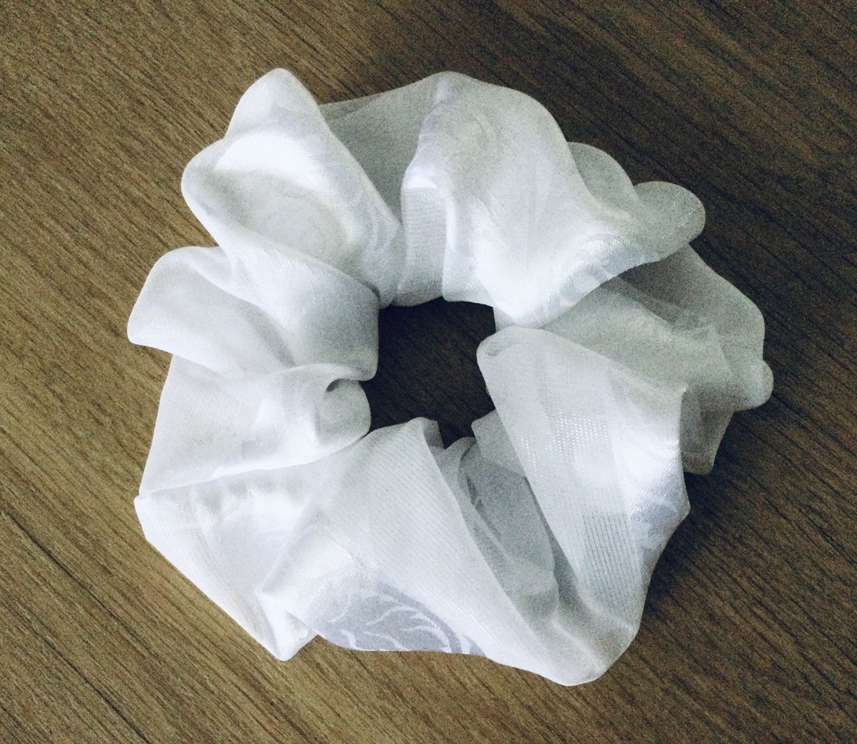 Scrunchie XL satijn wit gemêleerd hand made - ideaal voor een bruiloft of een ander feestje