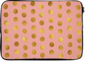 Laptophoes 14 inch 36x26 cm - Luxe patroon - Macbook & Laptop sleeve Luxe patroon van grote gouden stippen tegen een roze achtergrond - Laptop hoes met foto