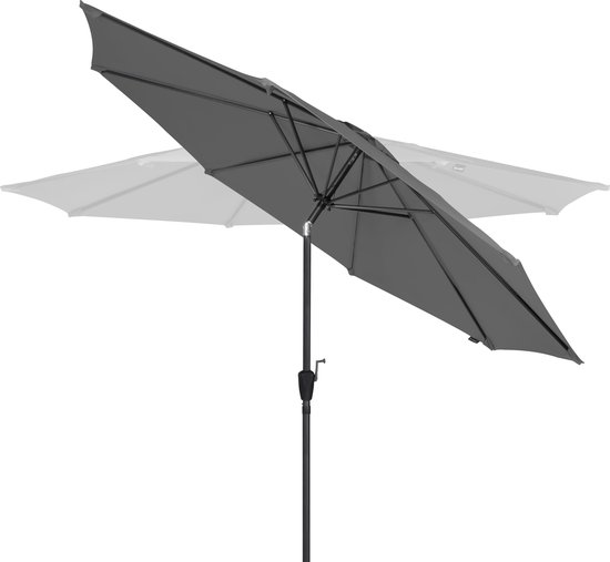 Grijze parasol met kantelmechanisme, met een tweede grijze parasol op de achtergrond.