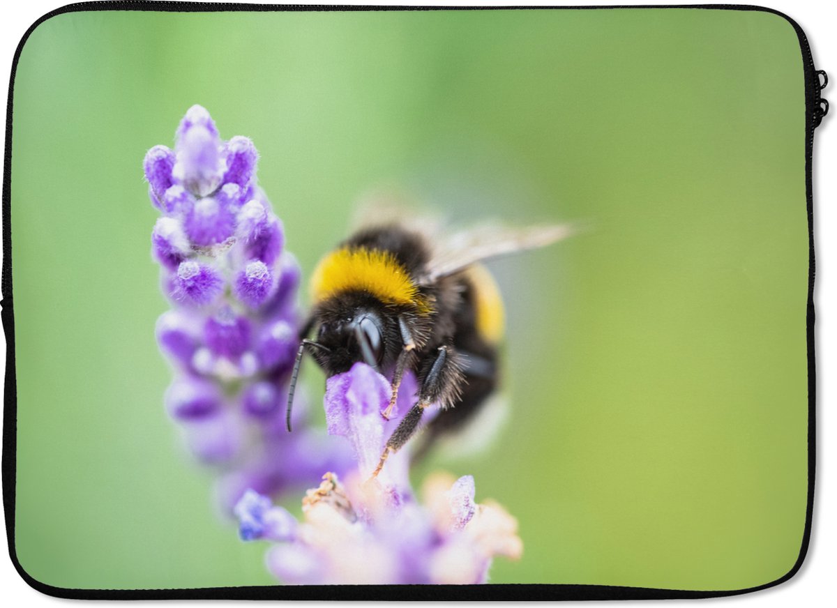 Laptophoes 14 inch - Hommel op lavendel - Laptop sleeve - Binnenmaat 33x23 cm - Zwarte achterkant
