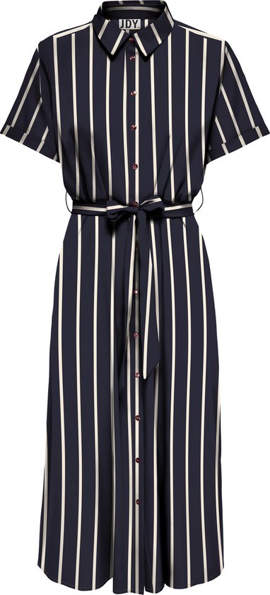 Une robe bleu marine à rayures verticales blanches, manches courtes, ceinture et boutons, présentée sur fond blanc.