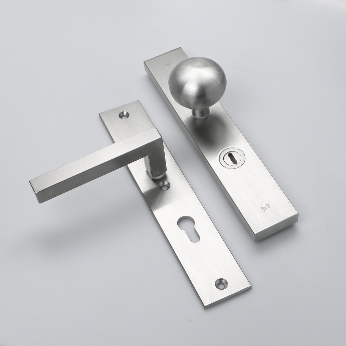 MASSIEF RVS Tzunali Deurbeslag. Model TAMEGA SKG*** BREED T=15/5 VKTB (kerntrek) PC72 BUITEN KNOP CASTELLO; BINNEN KRUK PAVIA