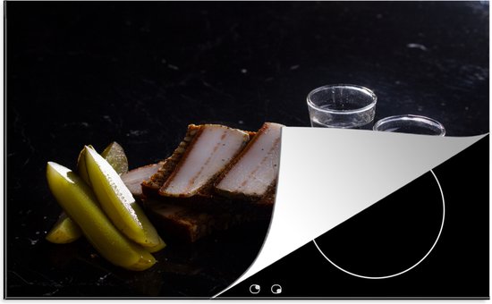 KitchenYeah® Inductie beschermer 78x52 cm - Twee glaasjes Wodka op een zwarte achtergrond - Kookplaataccessoires - Afdekplaat voor kookplaat - Inductiebeschermer - Inductiemat - Inductieplaat mat - Merkloos