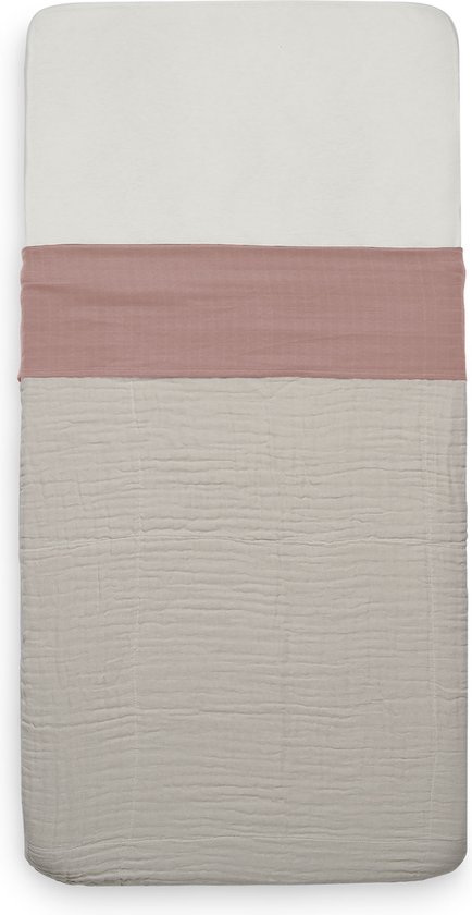 Wieglaken met de kleuren ecru, roze en beige. Het laken heeft een gekreukeld effect.