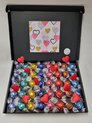 Chocolade Ballen Proeverij Pakket Groot | 40 stuks Lindt chocolade met Mystery Card 'Love - Hartjes' met persoonlijke (video)boodschap | Chocoladepakket | Feestdagen box | Chocolade cadeau | Valentijnsdag | Verjaardag | Moederdag | Vaderdag