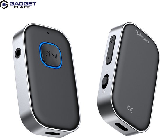 Zijaanzicht van een zwarte en zilverkleurige bluetooth transmitter met blauwe ring rond de knop.