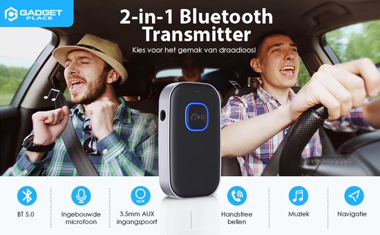 Twee mannen zingen in de auto, met bluetooth transmitter. "2-in-1 Bluetooth Transmitter", "Handsfree bellen", "Muziek", "Navigatie".