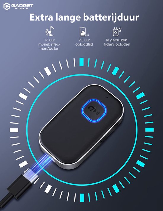 Zwarte bluetooth transmitter met blauwe lichtring, opgeladen met USB-C kabel. "Extra lange batterijduur", "16 uur muziek/bellen".