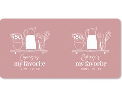 Bureau onderlegger 60x30 cm - Muismat Tekst - Koken - Roze - Keuken - Hobby - Cooking is my favorite thing to do - Spreuken - Bureaulegger xl - Desk mat beschermer - Computer muismatten