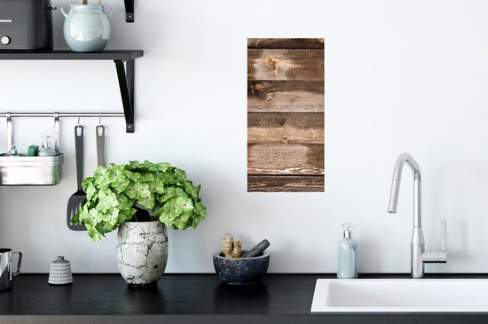 Planches verticales en bois brun avec des nœuds et des zones usées, suspendues dans une cuisine.