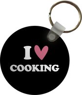 Sleutelhanger - I love cooking - Liefde - Koken - Keuken - Spreuken - Plastic - Rond - Uitdeelcadeautjes - Vaderdag cadeau - Geschenk - Cadeautje voor hem - Tip - Mannen