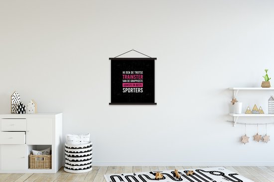 Posterhanger incl. Poster 40x40 cm - Schoolplaat - Trainer - Trots - Quote - Vrouw - Textielposter - Zwarte latten