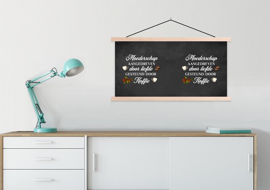 Porte-affiche avec affiche - Affiche scolaire - Citation - Maternité propulsée par l'amour soutenue par le café - Mère - Maman - 90x45 cm - Lattes blanches