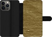 Bookcase Geschikt voor iPhone 13 Pro Max telefoonhoesje - Goud - Bladgoud - Luxe - Met vakjes - Wallet case met magneetsluiting