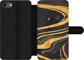 Bookcase Geschikt voor iPhone 7 telefoonhoesje - Marmer print - Goud - Zwart - Met vakjes - Wallet case met magneetsluiting