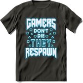 Gamers don't die T-shirt | Neon Blauw | Gaming kleding | Grappig game verjaardag cadeau shirt Heren – Dames – Unisex | - Donker Grijs - M