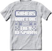 Gamers don't die pixel T-shirt | Donker Blauw | Gaming kleding | Grappig game verjaardag cadeau shirt Heren – Dames – Unisex | - Licht Grijs - Gemaleerd - XL