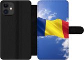 Bookcase Geschikt voor iPhone 12 Pro telefoonhoesje - De vlag van Roemenië wappert in de lucht - Met vakjes - Wallet case met magneetsluiting