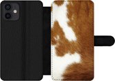 Bookcase Geschikt voor iPhone 12 telefoonhoesje - Een gevlekte koeienhuid - Met vakjes - Wallet case met magneetsluiting