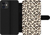 Bookcase Geschikt voor iPhone 12 Pro telefoonhoesje - Wit - Roze - Luipaardprint - Met vakjes - Wallet case met magneetsluiting