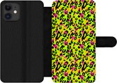 Bookcase Geschikt voor iPhone 12 Pro telefoonhoesje - Dierenprint - Panter - Neon - Geel - Met vakjes - Wallet case met magneetsluiting