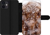Bookcase Geschikt voor iPhone 12 telefoonhoesje - Schotse Hooglander - Horens - Sneeuw - Met vakjes - Wallet case met magneetsluiting