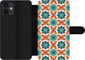 Bookcase Geschikt voor iPhone 12 telefoonhoesje - Een symmetrisch patroon van de Marokkaanse Mozaïek - Met vakjes - Wallet case met magneetsluiting