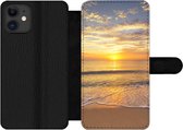 Telefoonhoesje Geschikt voor iPhone 12 Pro telefoonhoesje - Strand - Zonsondergang - Zee - Met vakjes - Wallet case met magneetsluiting