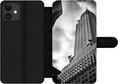 Bookcase Geschikt voor iPhone 12 Pro telefoonhoesje - Chrysler Gebouw in New York vanaf de onderkant gemaakt in zwart-wit - Met vakjes - Wallet case met magneetsluiting