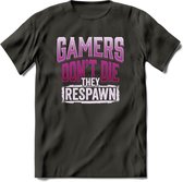 Gamers don't die T-shirt | Roze | Gaming kleding | Grappig game verjaardag cadeau shirt Heren – Dames – Unisex | - Donker Grijs - XXL