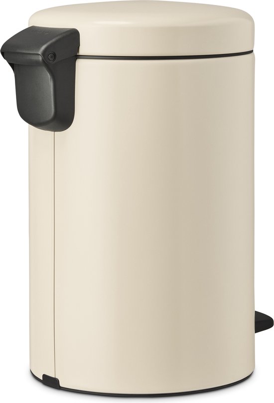 Zijprofiel van een crème Brabantia NewIcon pedaalemmer met een openklapbaar handvat aan de zijkant.