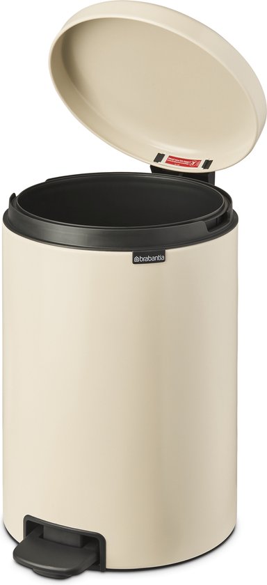 Open crèmekleurige Brabantia NewIcon prullenbak met zwart interieur en voetpedaal.