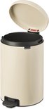 Open crèmekleurige Brabantia NewIcon prullenbak met zwart interieur en voetpedaal.