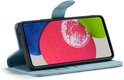 Aqua blauw Casemania telefoonhoesje opengeklapt, met telefoon met kleurrijke achtergrond.