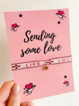 Wenskaart met sieraad - Sending some love kaartje - Verstelbaar armbandje roze Love life ster goud - Verkleurt niet - In cadeauverpakking - Snel in huis