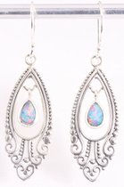 Lange opengewerkte zilveren oorbellen met Australische opaal