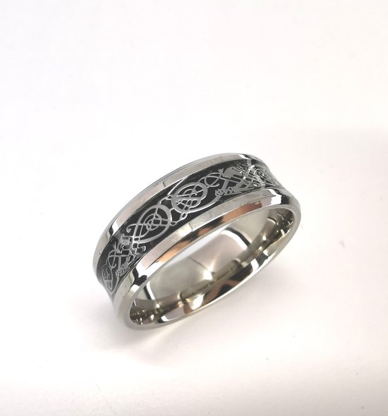 RVS ring maat 22 zilver met midden zwart en zilver motief, beide zijkant zilverkleurig rand.