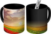 Magische Mok - Foto op Warmte Mokken - Koffiemok - Tulpenveld met zonsondergang - Magic Mok - Beker - 350 ML - Theemok