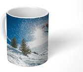 Mok - Snowboarder in het winterse landschap van Zwitserland - 350 ML - Beker - Uitdeelcadeautjes