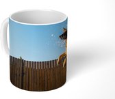 Mok - En Duitse Herder springt naar de sneeuw - 350 ML - Beker - Uitdeelcadeautjes