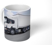 Mok - Witte vrachtwagen op de snelweg - 350 ML - Beker - Uitdeelcadeautjes