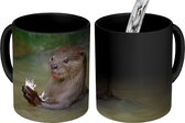 Magische Mok - Foto op Warmte Mok - Otter met voedsel in het water - 350 ML - Uitdeelcadeautjes