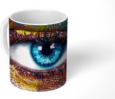 Mok - Vrouw met blauw oog en gekleurde poeder - 350 ML - Beker - Uitdeelcadeautjes