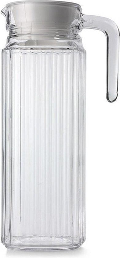 Glazen schenkkan met verticale ribbels, een witte deksel en een handvat.