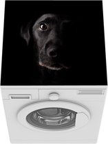 Wasmachine beschermer mat - Een zwarte Labrador Retriever op een zwarte achtergrond - Breedte 60 cm x hoogte 60 cm