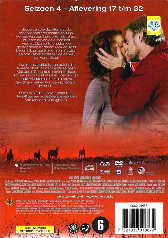 De achterkant van de DVD-hoes met tekst, een afbeelding van een man die een vrouw kust, en paarden op een rode achtergrond.