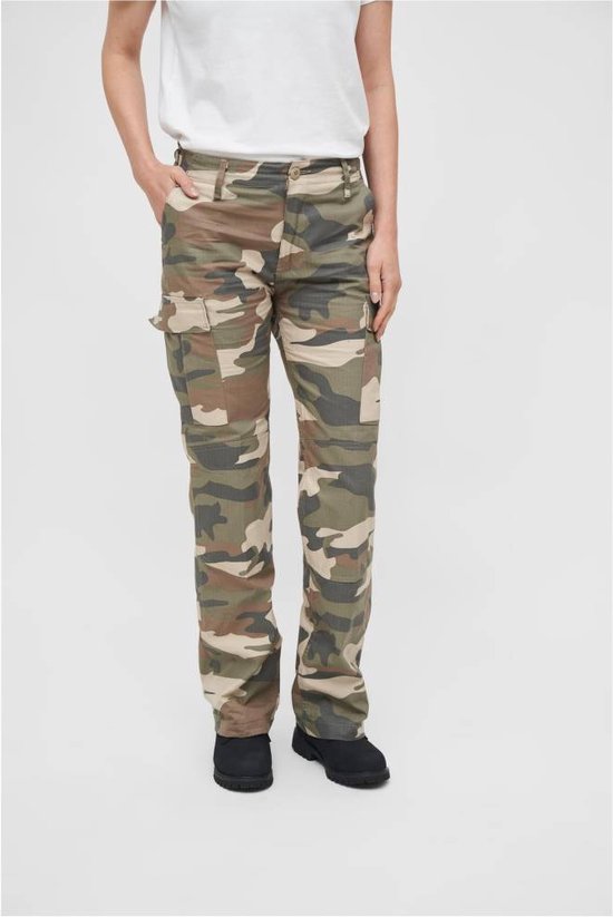 Vrouw met camouflage cargo broek en witte t-shirt, van voren gezien.
