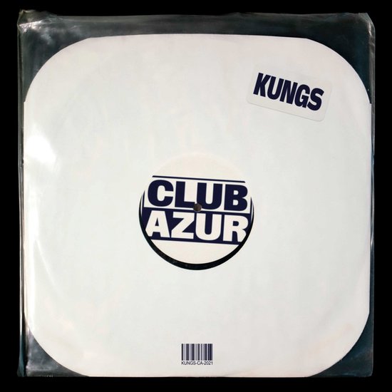 Witte hoes met "KUNGS" en "CLUB AZUR" logo's, met een barcode onderaan.