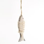 Kom in de sfeer van strand, zee en vissershavens met deze handgemaakte houten vis. De vis kan worden opgehangen aan het gedraaide touwtje in het oogje aan de voorkant van de vis. V